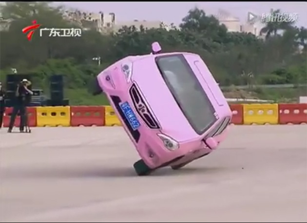 中国最强女车手节目中展示二轮驾驶！