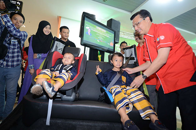 交通部长廖中莱宣布，凡未系上后座安全带者罚！