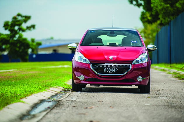 钢炮车款还是要手排才对味！208 GTI和Fiesta ST两大Hot Hatch的战争！