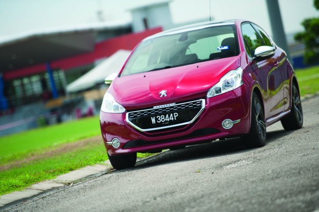 钢炮车款还是要手排才对味！208 GTI和Fiesta ST两大Hot Hatch的战争！