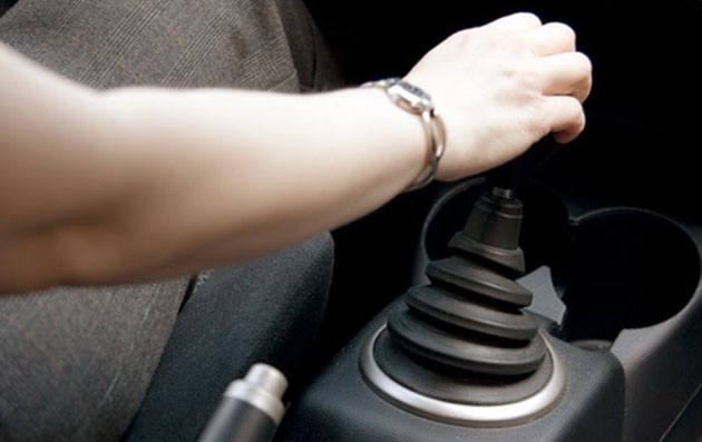 开自动牙的车就是不会开车吗？