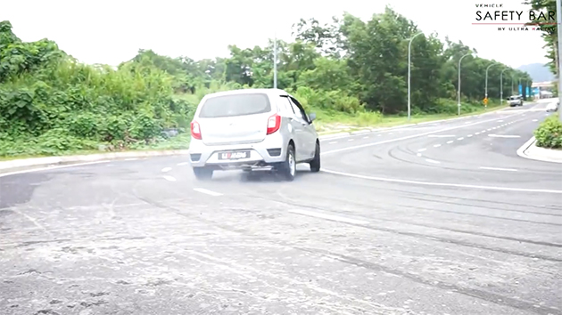 Perodua Axia 真的可以“甩尾”？专人示范给你看！