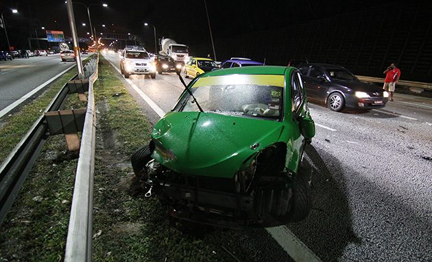 为什么高速公路上的小车总喜欢挑战 Sport Car ？