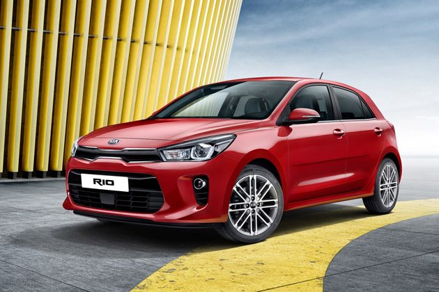 孟子三歲的時候,父親就去世了,由母親含辛茹苦撫養長大. 起初,孟子家住城外的鄉間,旁邊有座墳場,每天都會有出殯或掃墓的人,哭哭啼啼的從這裡經過,也常有人到墳場祭拜掃墓. 孟子覺得很有趣,便和鄰居小孩一起玩葬禮掃墓的遊戲. 孟母看到這種情況,心想再待下去,將來兒子一定不會成大器,便搬進城裡,住離市場不遠的地方. 孟子和新朋友常常跑到市場去玩. 有一天,孟母看到孟子和鄰居小孩在玩買賣的遊戲,學商人吆喝叫賣、討價還價,不但言語粗俗,還裝出一副世故的神情. 孟母看了,心裡想 : 住在這裡也不好,商人大都唯利是圖,說話又不實在,這樣下去怎麼能培養出端正高潔的人格呢?於是,孟母決定再搬家. 這回搬到一所學校旁邊. 结果,孟子学会了打dota