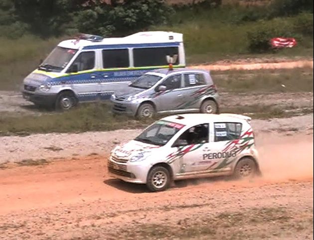 为什么高速公路上的小车总喜欢挑战 Sport Car ？