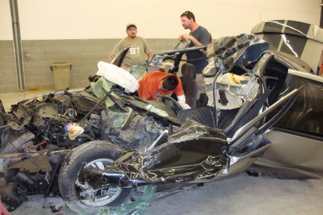 把脚放在 dashboard 上很舒服?她的经历告诉你别这样做!