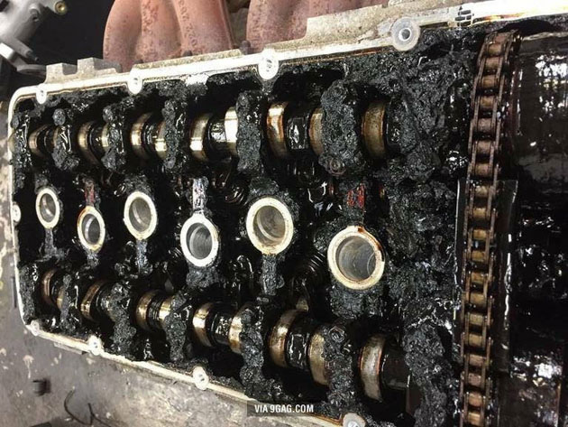 没有更换机油的汽缸头的悲剧性画面