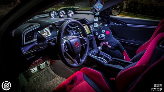 超任性的改装 Honda Civic FC ，座椅就花了两万五！