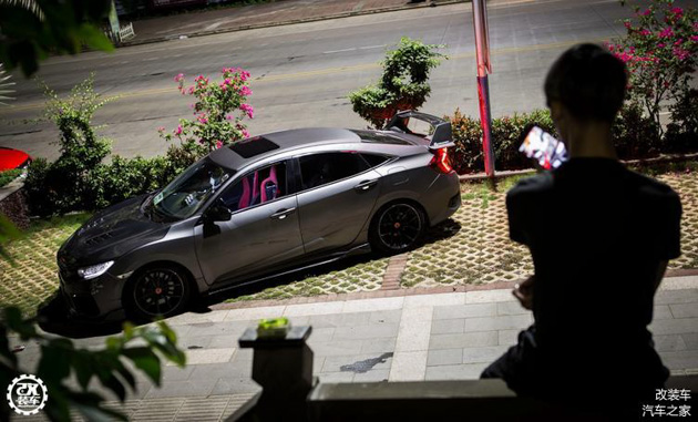 超任性的改装 Honda Civic FC ,座椅就花了两万五!