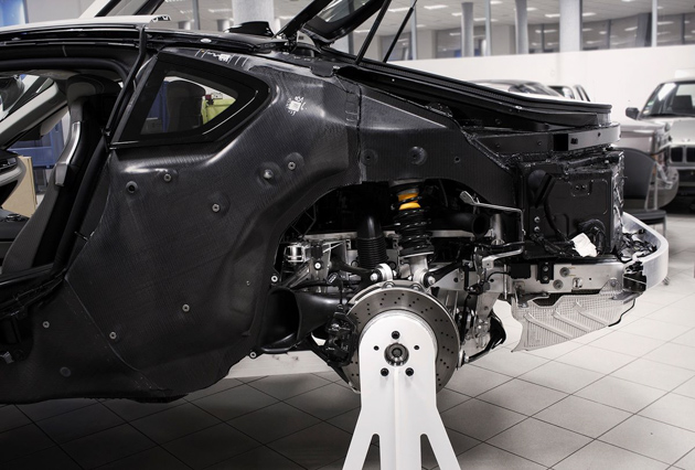 BMW i8 抛弃电动马达，4.4L 双涡轮引擎上身！