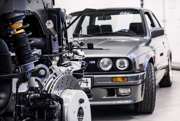 BMW i8 抛弃电动马达，4.4L 双涡轮引擎上身！