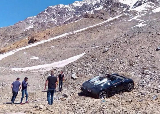 最美的交通意外！ Bugatti Veyron 冲出雪山！