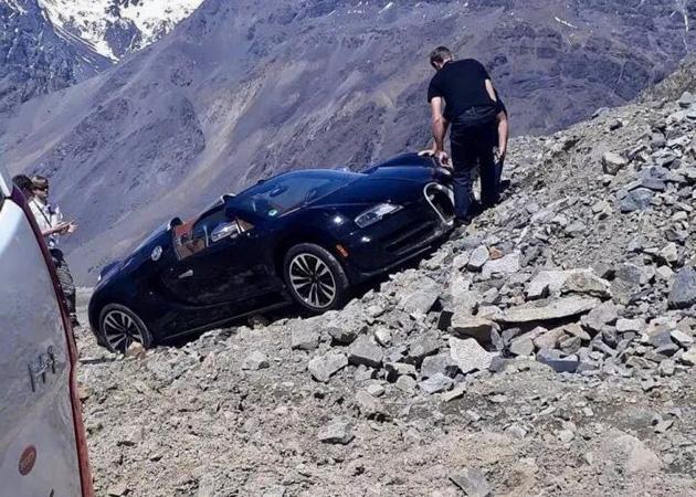 最美的交通意外！ Bugatti Veyron 冲出雪山！