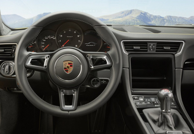 偷轻成功！低配版 Porsche 911 Carrera T 加速表现更好！