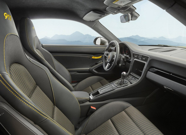 偷轻成功！低配版 Porsche 911 Carrera T 加速表现更好！