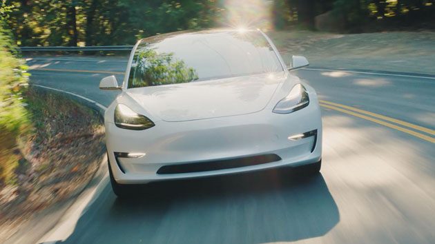 Tesla Model 3 大战 Ford Mustang ，野马不敌！