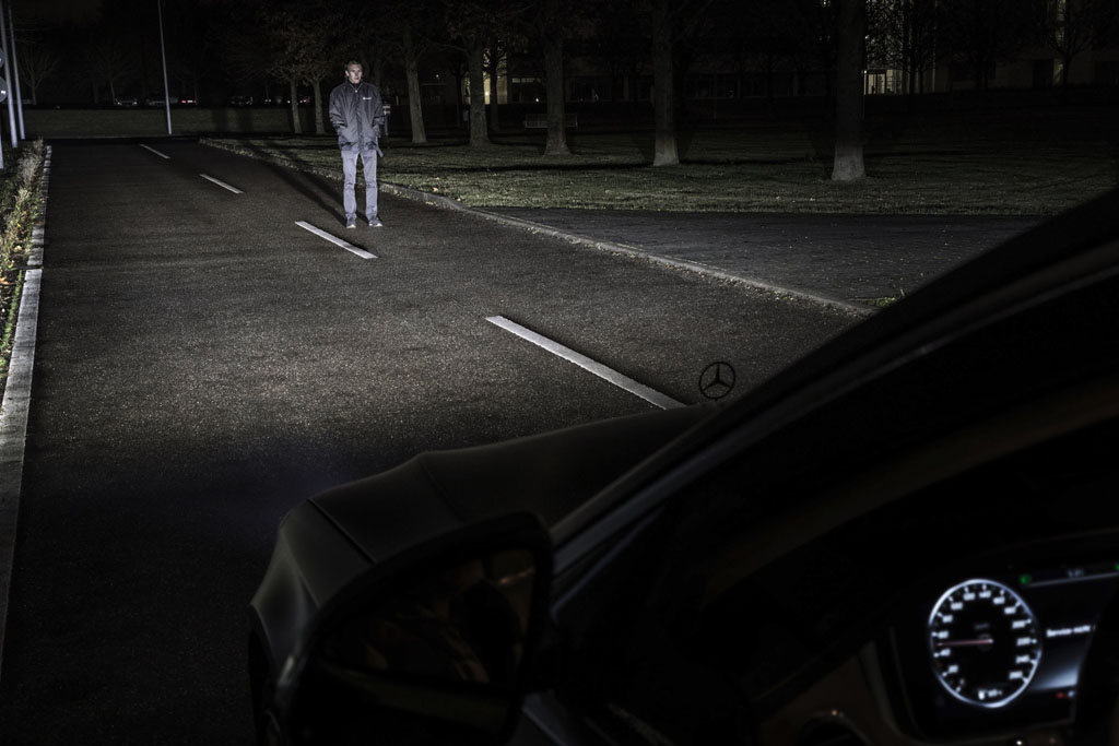 科技片情节成真！ Mercedes-Benz 投产数码头灯组！