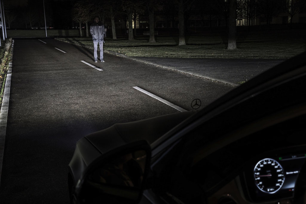 科技片情节成真！ Mercedes-Benz 投产数码头灯组！