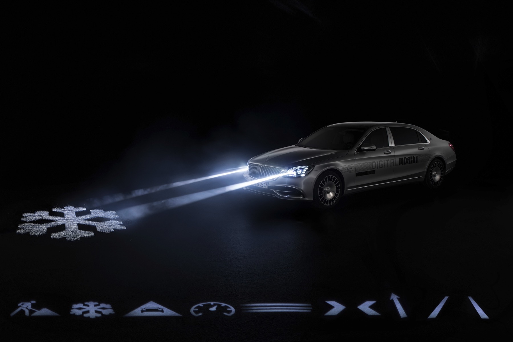 科技片情节成真！ Mercedes-Benz 投产数码头灯组！