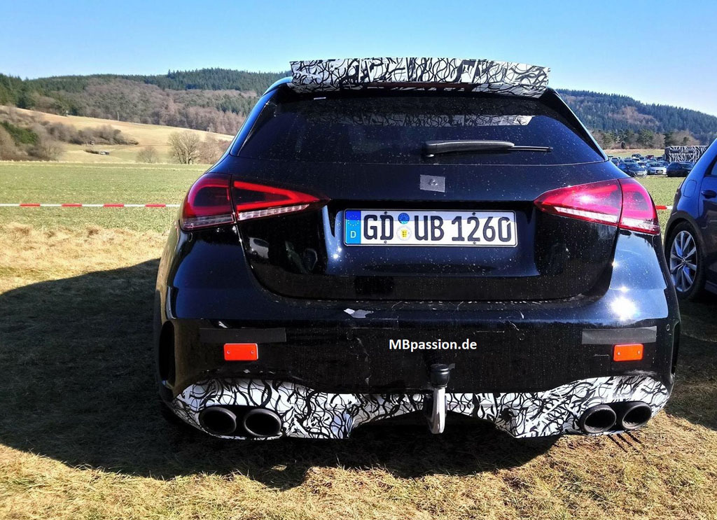 2019 Mercedes-AMG A45 实车现身，4排气管很帅气！