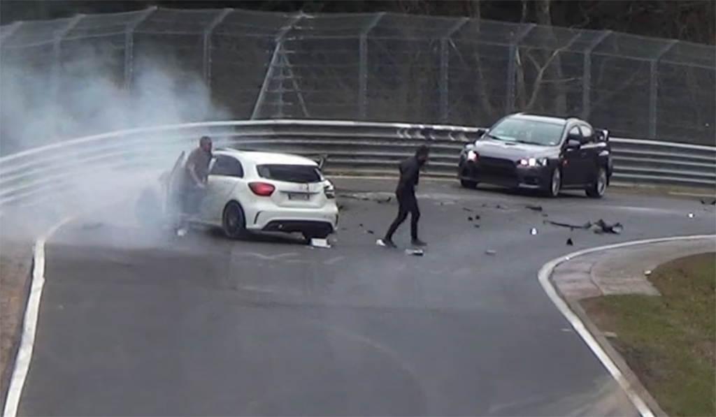 Mercedes-Benz A-Class 高速翻转,乘客安然无事走下车!