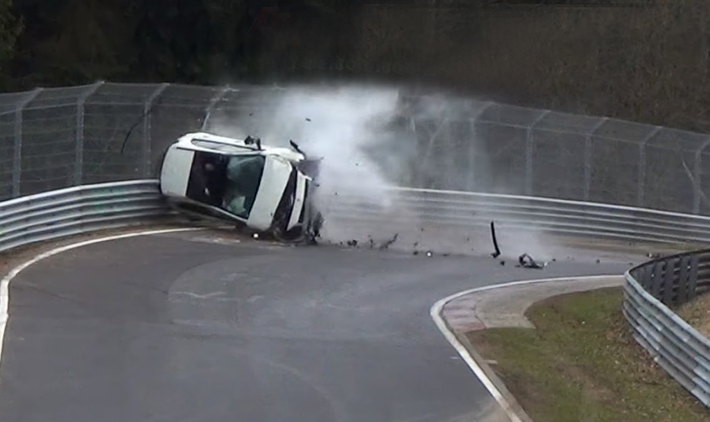 Mercedes-Benz A-Class 高速翻转,乘客安然无事走下车!