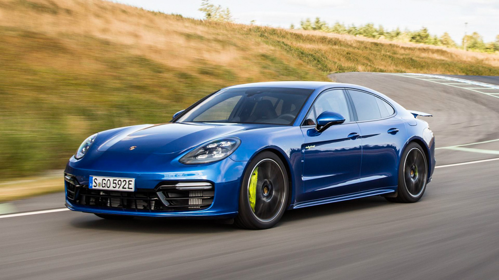 Porsche Panamera Turbo S E-Hybrid 直线挑战 Audi R8 ！