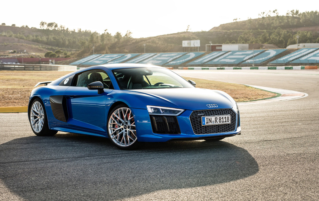 Porsche Panamera Turbo S E-Hybrid 直线挑战 Audi R8 ！