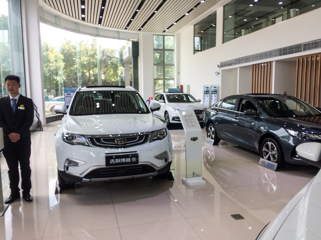 上海考察 Geely 展示厅， Proton 经销商留下深刻印象！