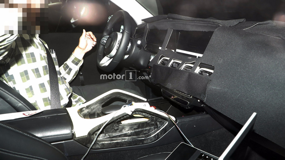 不一样的中控台！ Mercedes-Benz GLE 内装首度曝光！