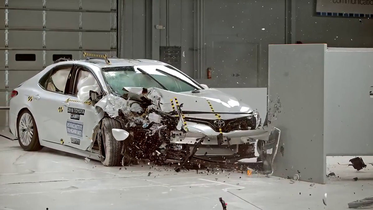 影片： 看看 Toyota Camry 从2002年到2018年的安全进化！