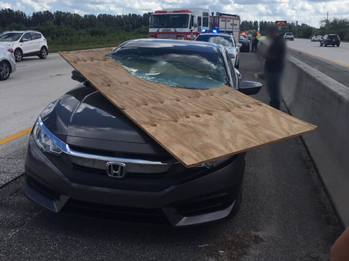 三合板刺穿 Honda Civic FC ，司机竟然安然无恙！