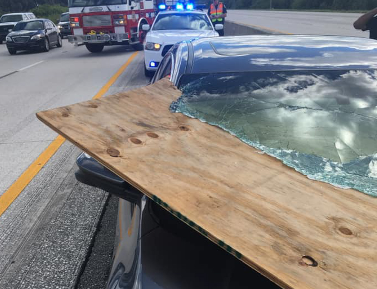 三合板刺穿 Honda Civic FC ，司机竟然安然无恙！