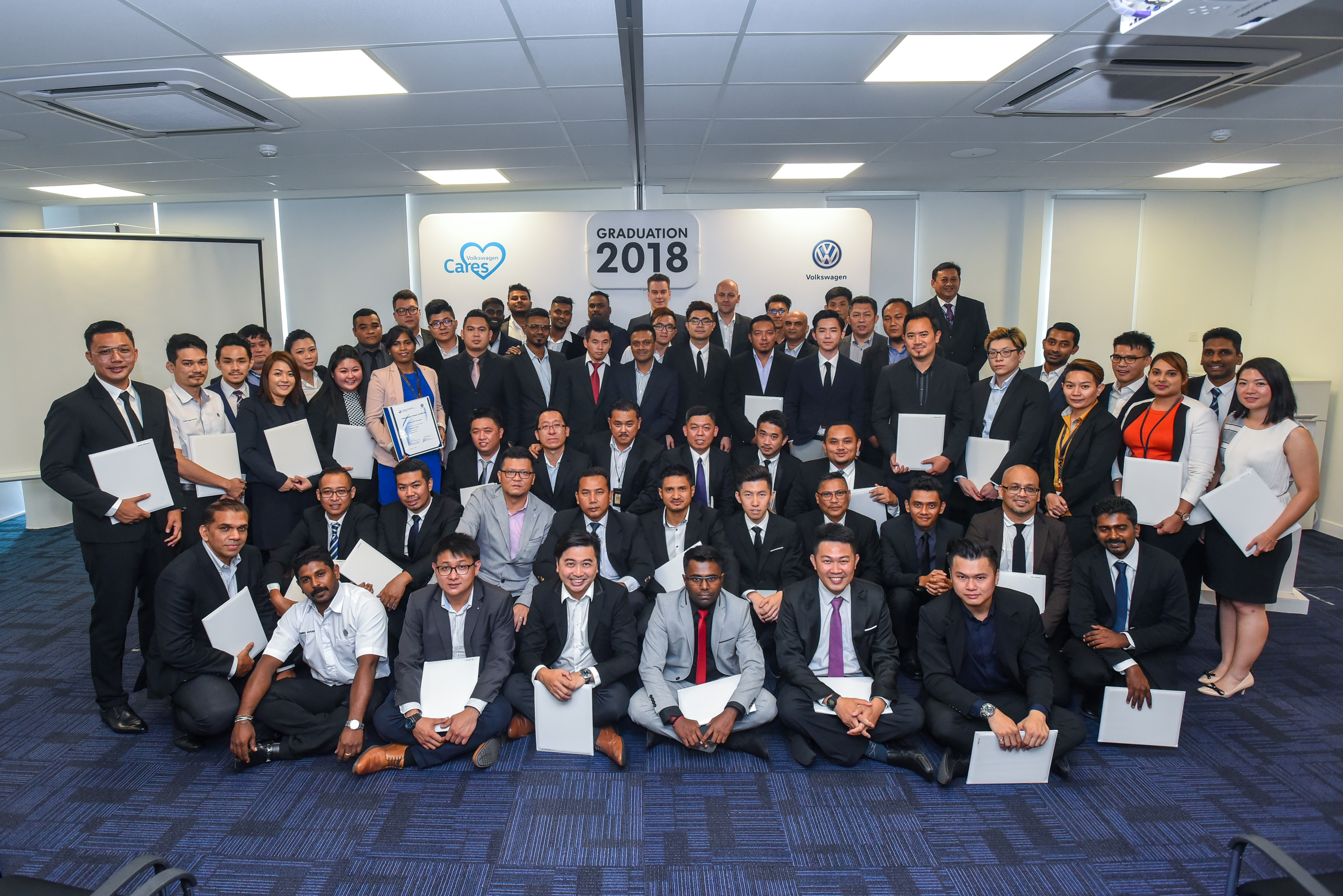 来自代理商的46名学员欢庆从 Volkswagen 汽车学院毕业