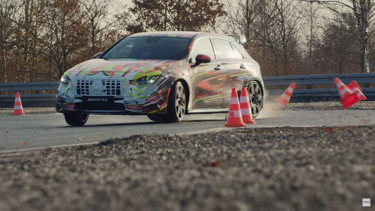 Merry Driftmas！ Mercedes-AMG A45 圣诞前夕大秀甩尾！