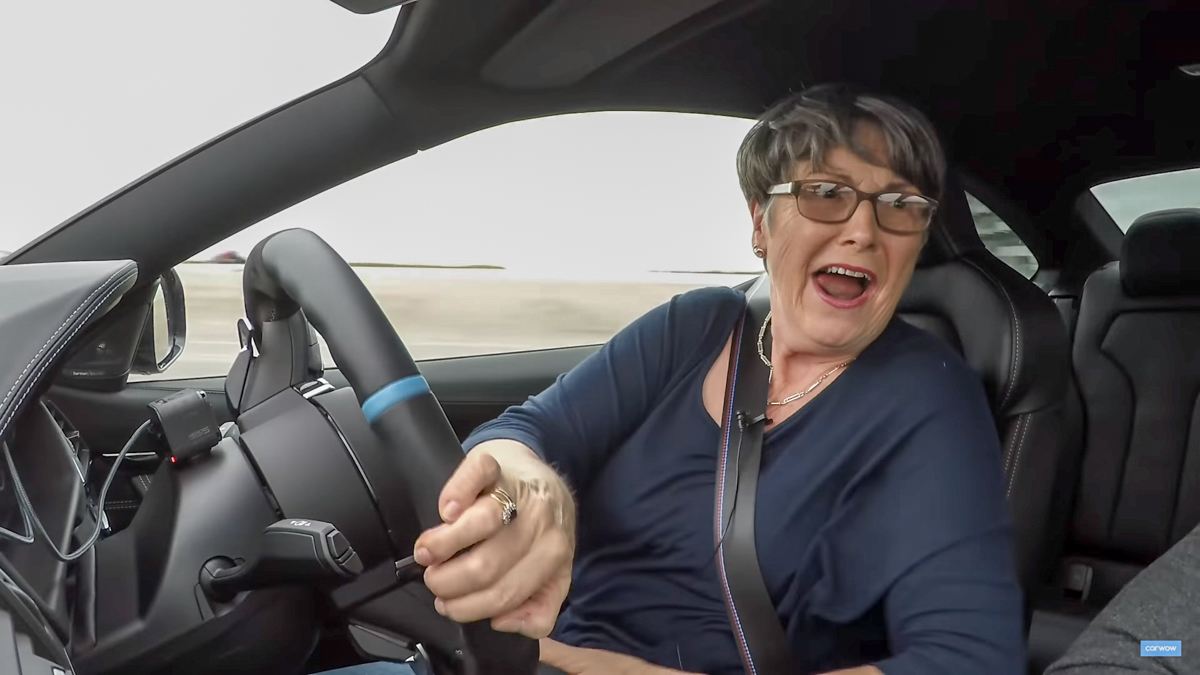最酷阿嫲！70岁妈妈开着 BMW M4 尝试漂移！
