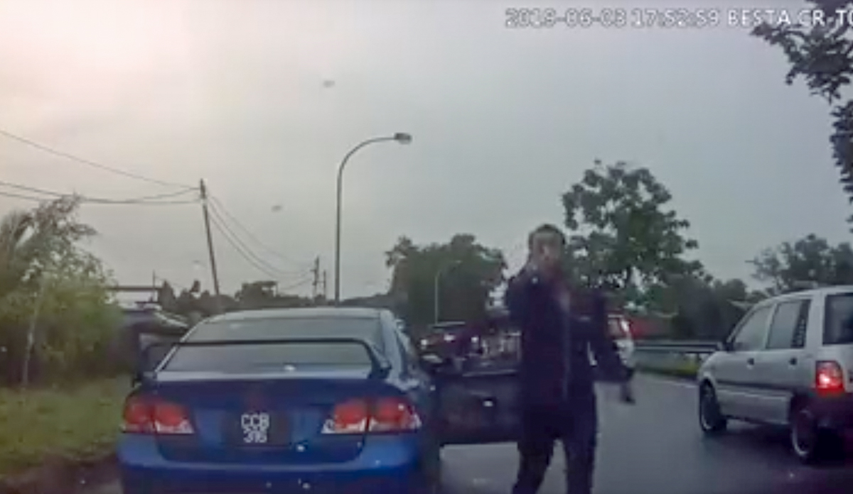 不让道挑怒火？ Honda Civic FD 车主武士刀砸车！