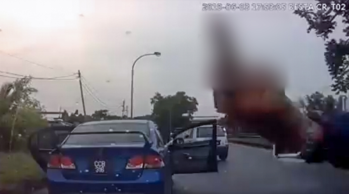 不让道挑怒火？ Honda Civic FD 车主武士刀砸车！