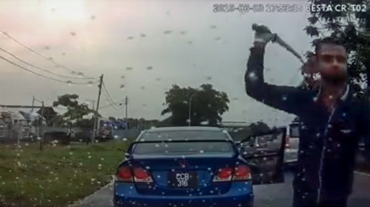 不让道挑怒火？ Honda Civic FD 车主武士刀砸车！