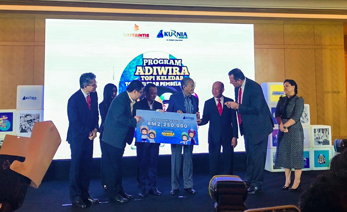 Kurnia 保险 Adiwira Topi Keledar 活动，分发5万头盔予国内儿童