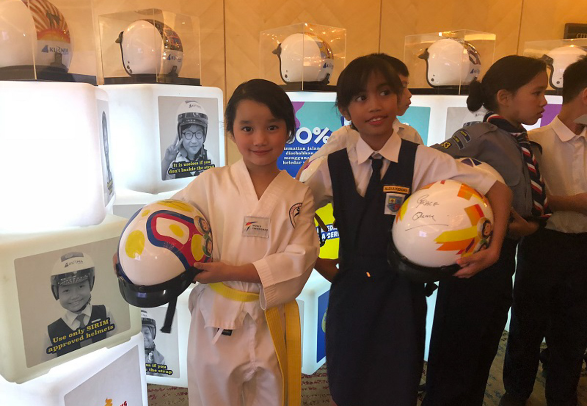 Kurnia 保险 Adiwira Topi Keledar 活动，分发5万头盔予国内儿童