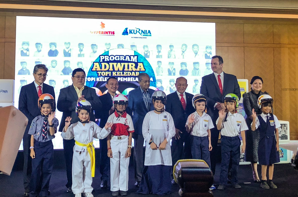Kurnia 保险 Adiwira Topi Keledar 活动，分发5万头盔予国内儿童