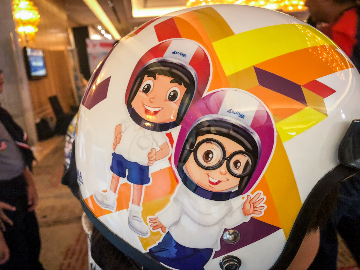 Kurnia 保险 Adiwira Topi Keledar 活动，分发5万头盔予国内儿童