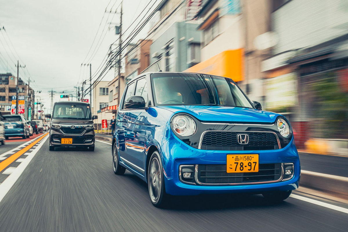 日本不好卖但是在国外大卖， Toyota Hilux 一个月卖9万台