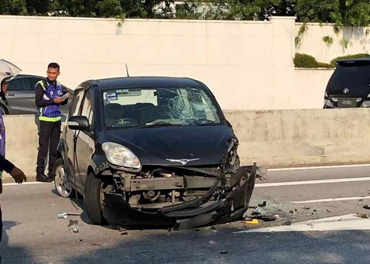 大道急煞引发连环撞，警方急晤涉案 Perodua Myvi 车主！