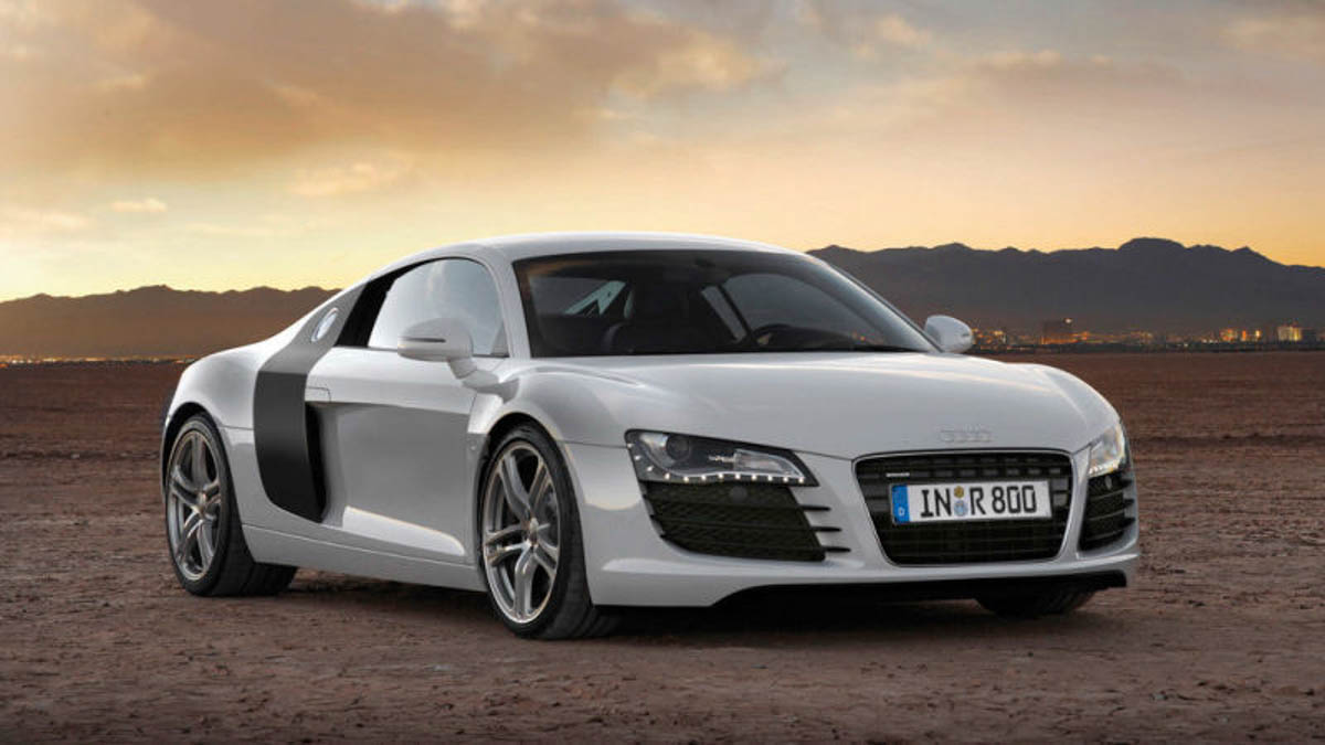 家族大比拼，Audi TTS 挑战大哥 Audi R8，谁会是赢家。