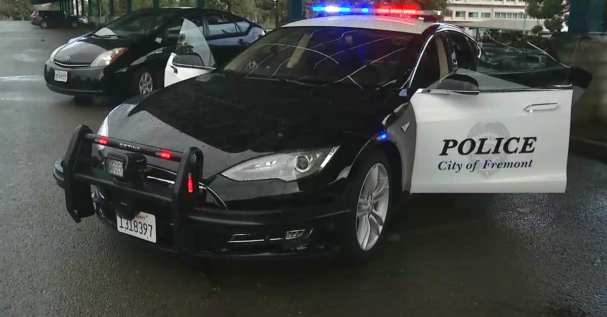 警察开 Tesla Model S 追车追到一半没电，被迫停在路边等支援
