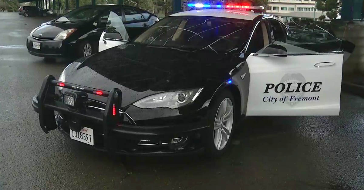 警察开 Tesla Model S 追车追到一半没电,被迫停在路边等支援