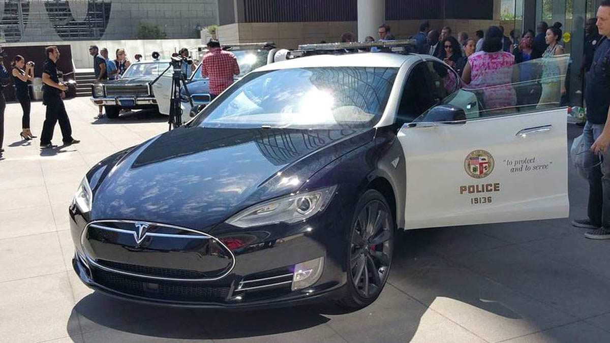 警察开 Tesla Model S 追车追到一半没电，被迫停在路边等支援