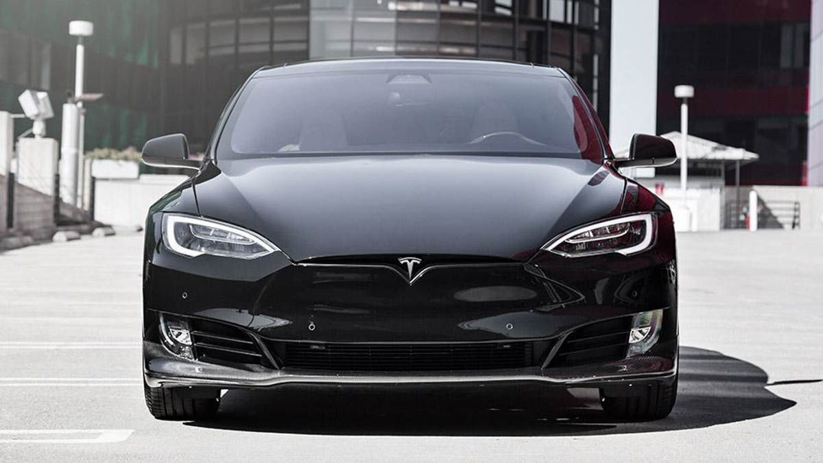 警察开 Tesla Model S 追车追到一半没电,被迫停在路边等支援